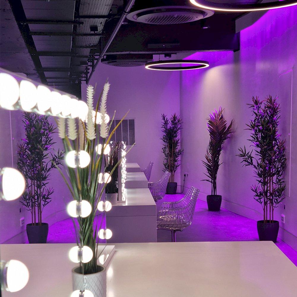 Our sleek make-up mirrors hired alongside our tavola tables create a stunning VIP area for guests and clients.